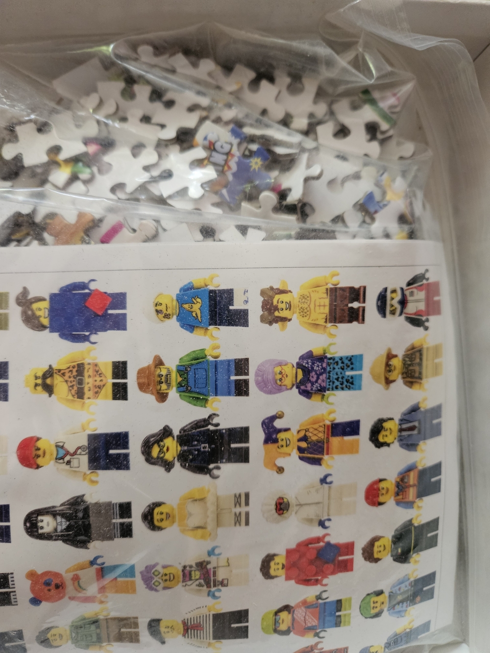 Lego Minifigure Puzzle 1000 - Picture 2 of 3